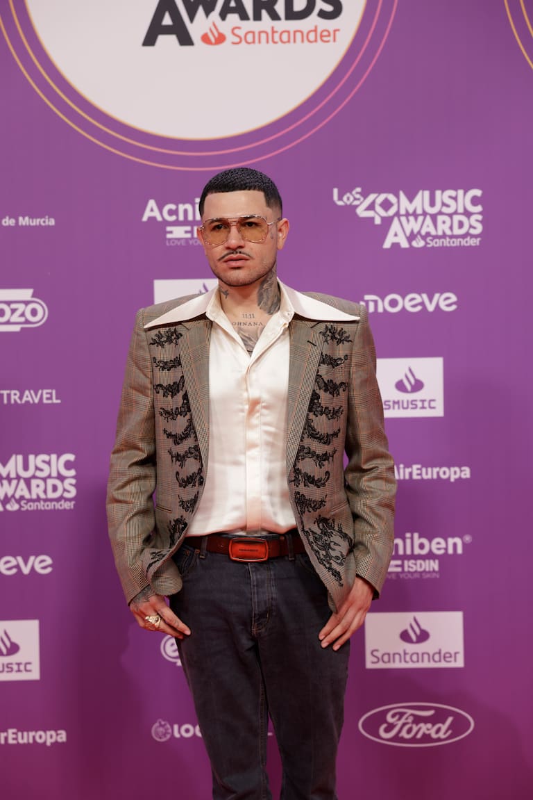 KAPO es otro de los que ha aprovechado para arriesgar en LOS40 Music Awards Santander 2025 con este look setentero.