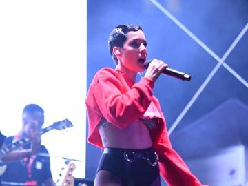 HALSEY SE ENCARA CON UN FAN EN UNO DE SUS CONCIERTOS