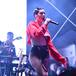 HALSEY SE ENCARA CON UN FAN EN UNO DE SUS CONCIERTOS