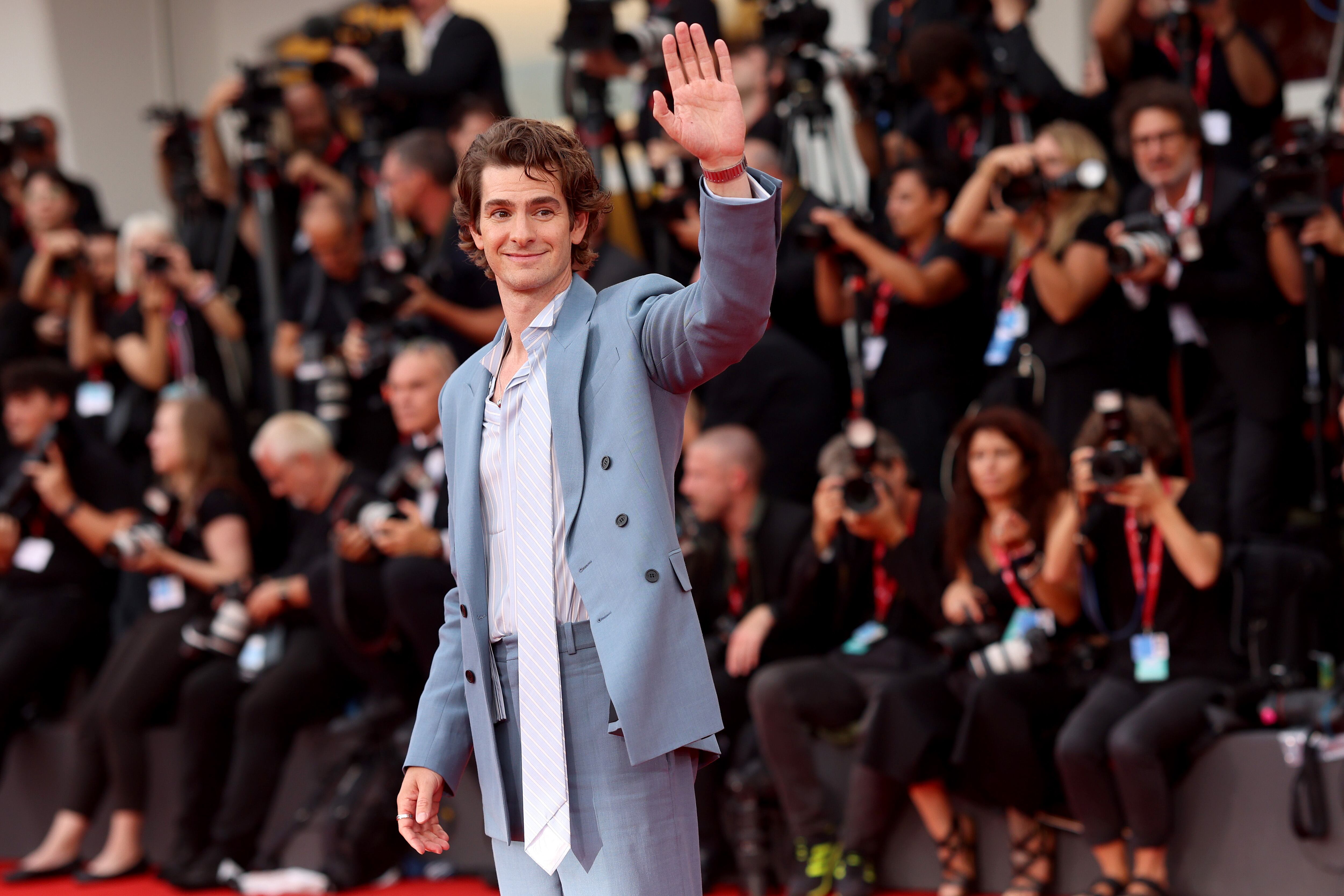 Compañero de Julia Roberts en &#039;Caza de brujas&#039;, Andrew Garfield luce un traje de Dior.