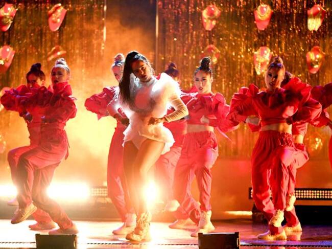 Rosalía cantando 'Malamente' en los Grammy Latinos 2018.
