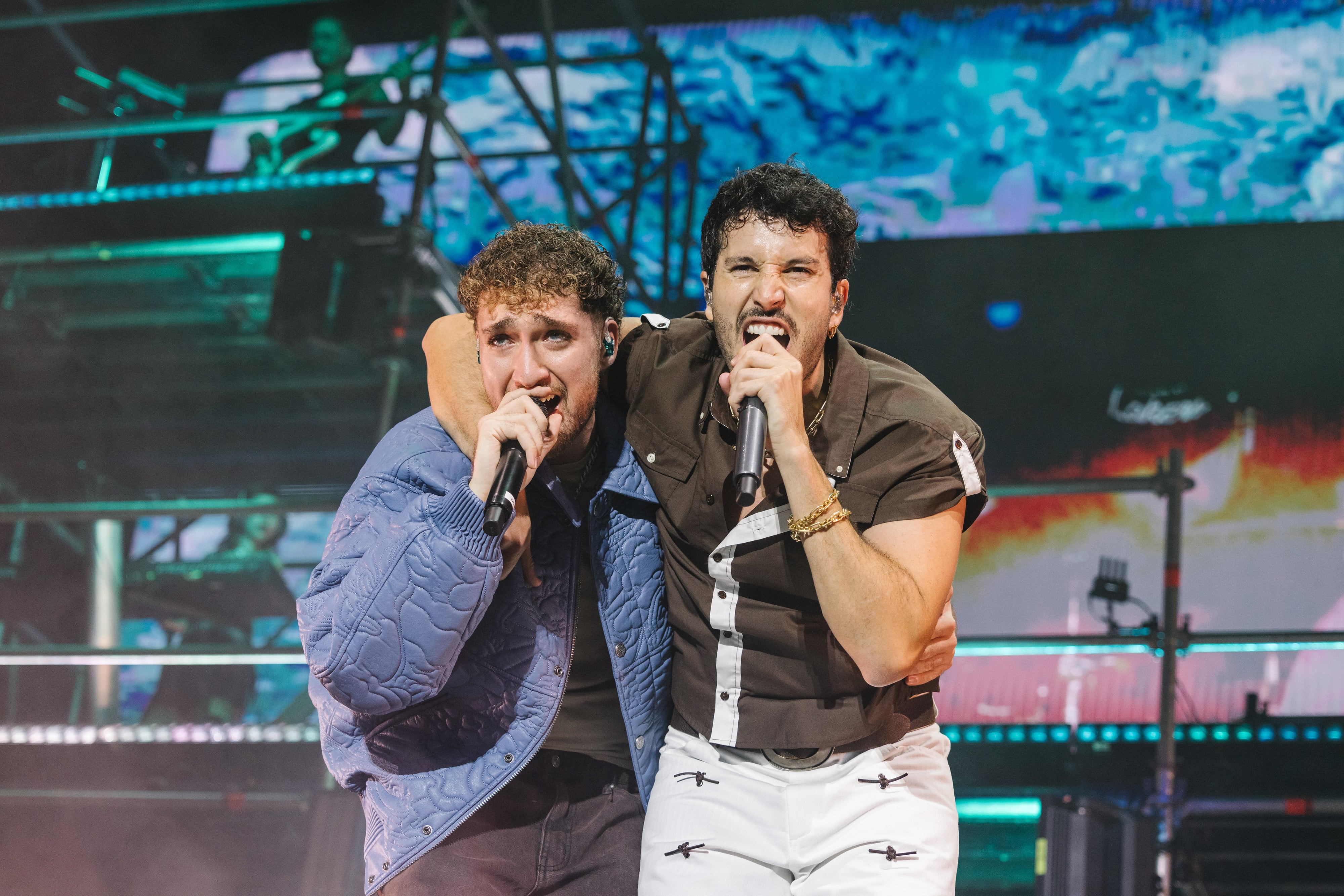 Sebastián Yatra junto a Lucho en su concierto en Madrid. / Arturo de Lucas