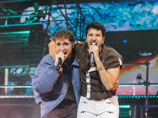 Sebastián Yatra junto a Lucho en su concierto en Madrid. / Arturo de Lucas