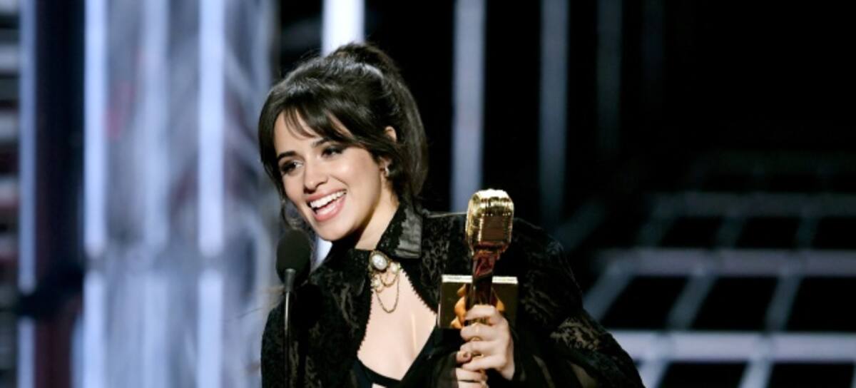 Camila Cabello acepta el Billboard Chart Achievement Award en los Billboard Music Awards 2018 en el MGM Grand Garden Arena oLas Vegas, Nevada. (Foto de Kevin Winter/Getty Images)