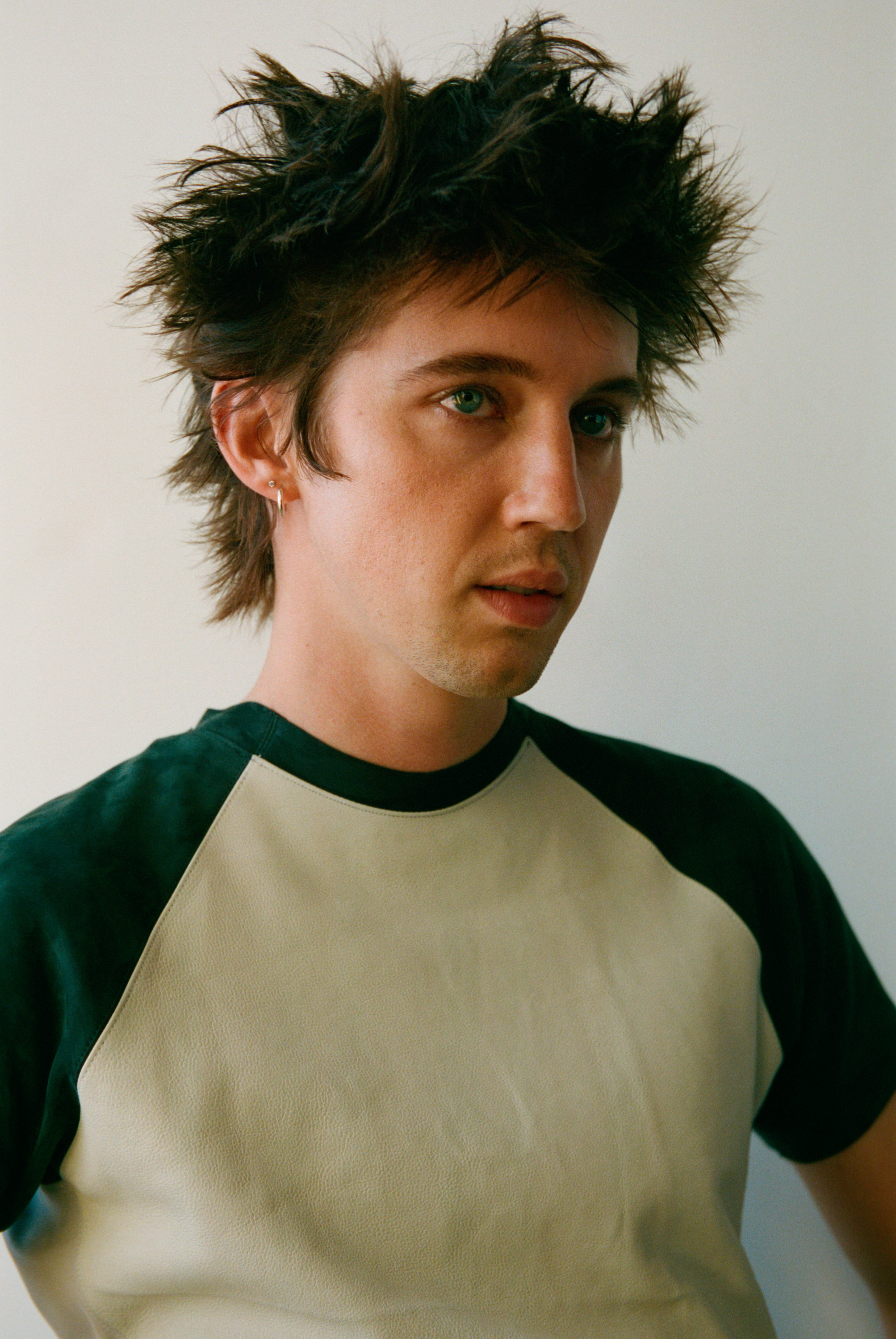 Imagen promocional de Troye Sivan, por el lanzamiento de 'She's The Best'. (Imagen cedida por Universal Music)