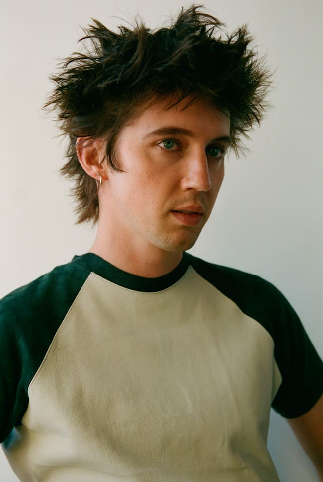 Imagen promocional de Troye Sivan, por el lanzamiento de 'She's The Best'. (Imagen cedida por Universal Music)