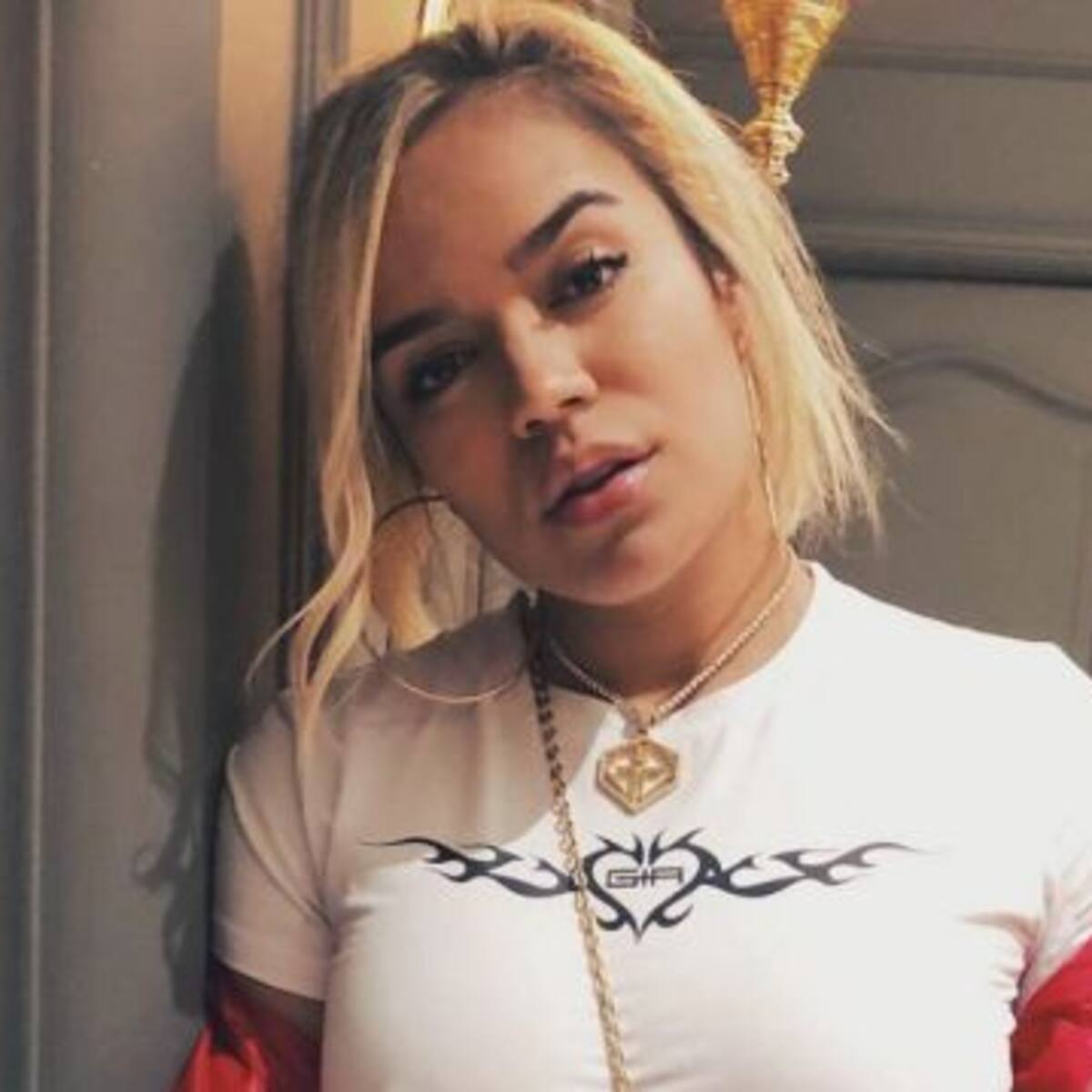 Fan intentó quitarle el reloj a Karol G en el aeropuerto