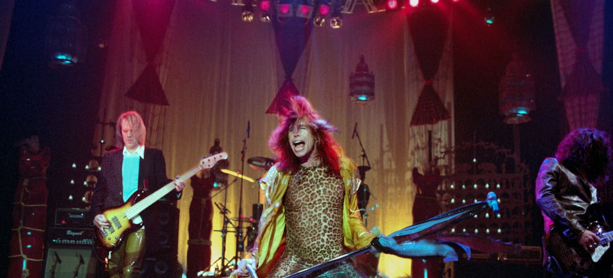 Aerosmith actúan en la fiesta de lanzamiento de su álbum "Nine Lives" en 1997 en el Hammerstein Ballroom de Nueva York.