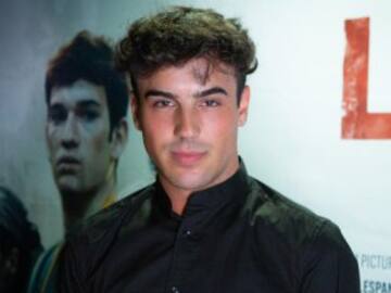 El equipo de ‘Socialité’ pilla a Óscar Casas de fiesta y flipa con su movimiento de caderas