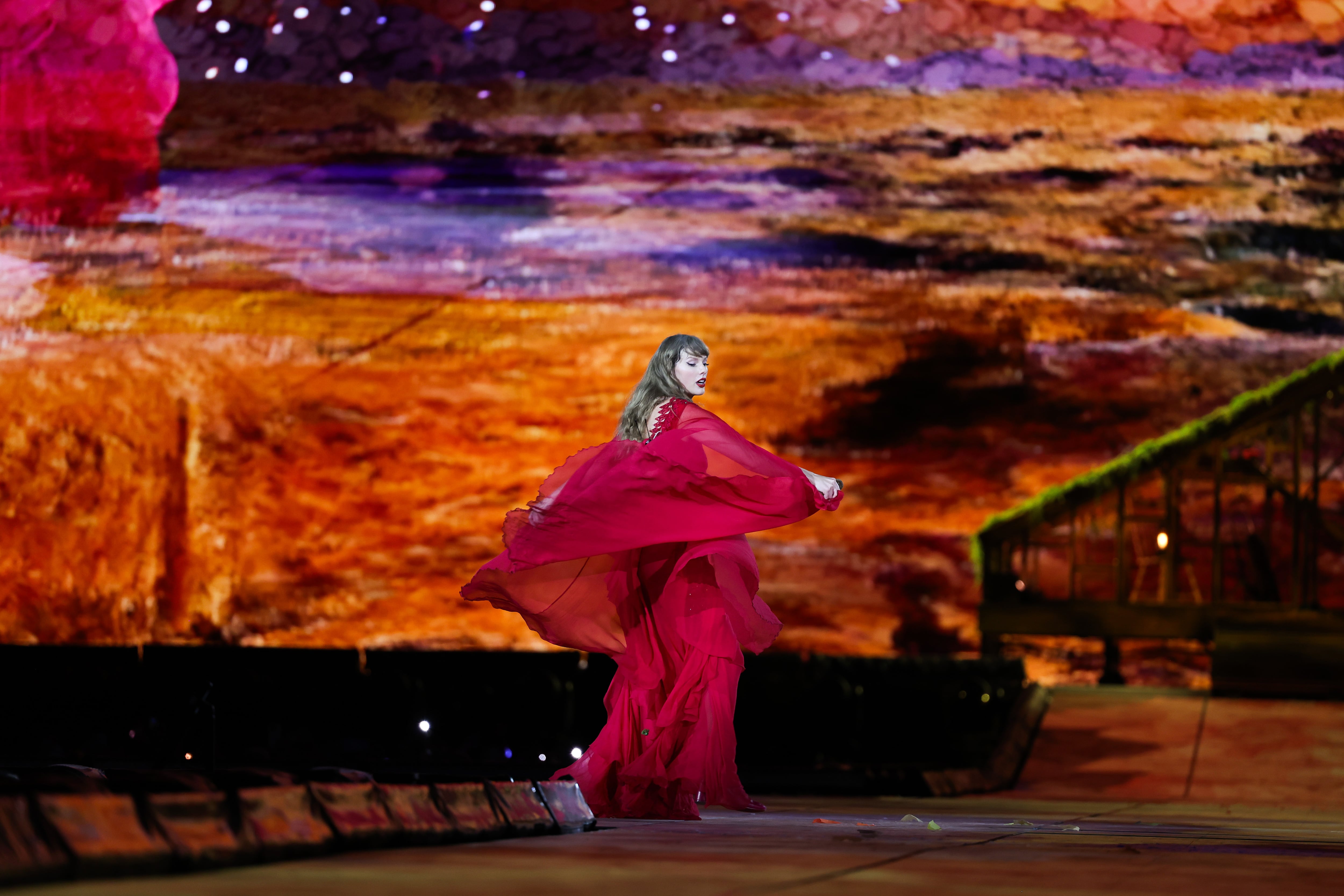 Taylor Swift en el Eras Tour, durante la parte de &#039;folklore&#039; y &#039;evermore&#039;, en Milán el 13 de julio de 2024 (Photo by Vittorio Zunino Celotto/TAS24/Getty Images for TAS Rights Management )