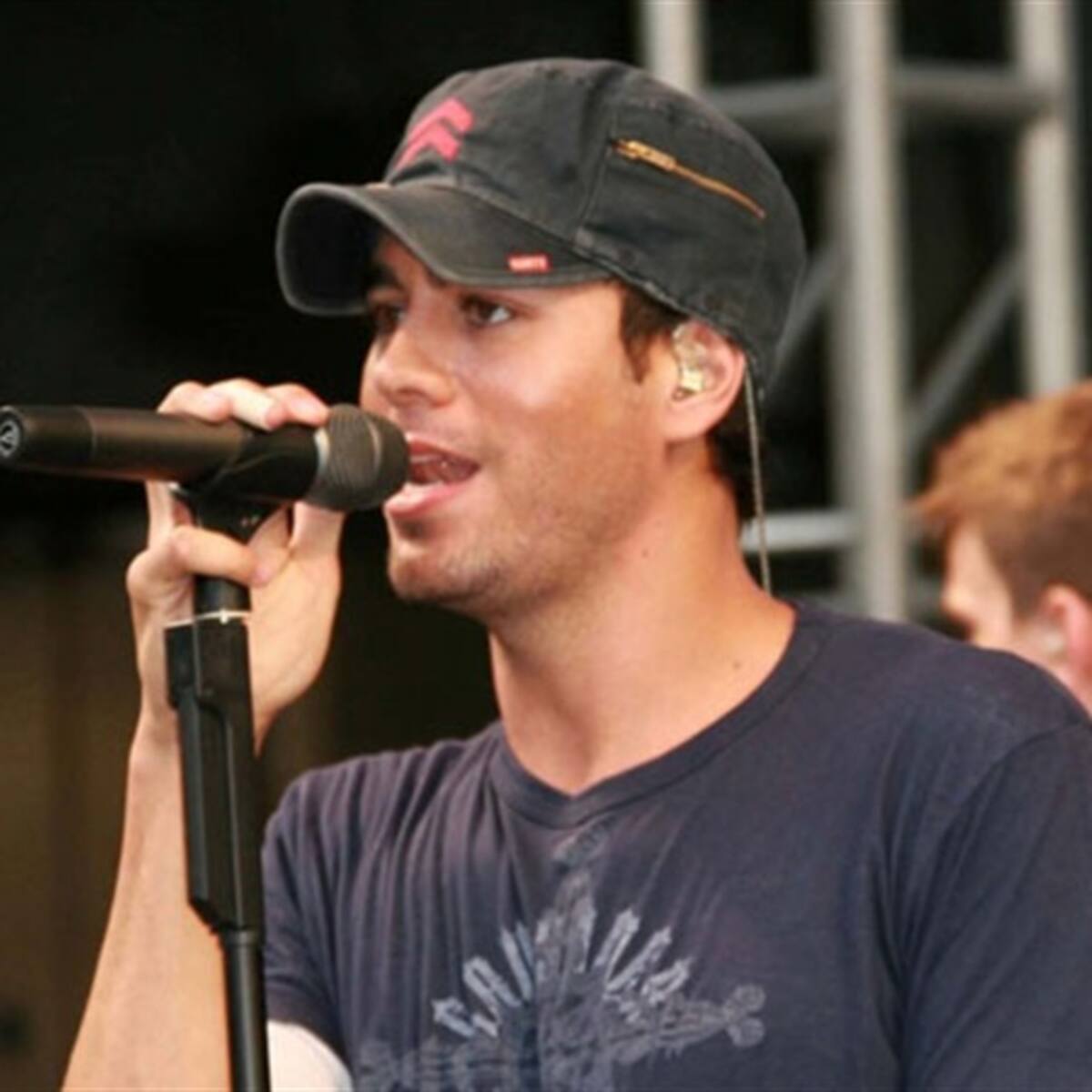 A Enrique Iglesias le gusta que sus fans lo manoseen