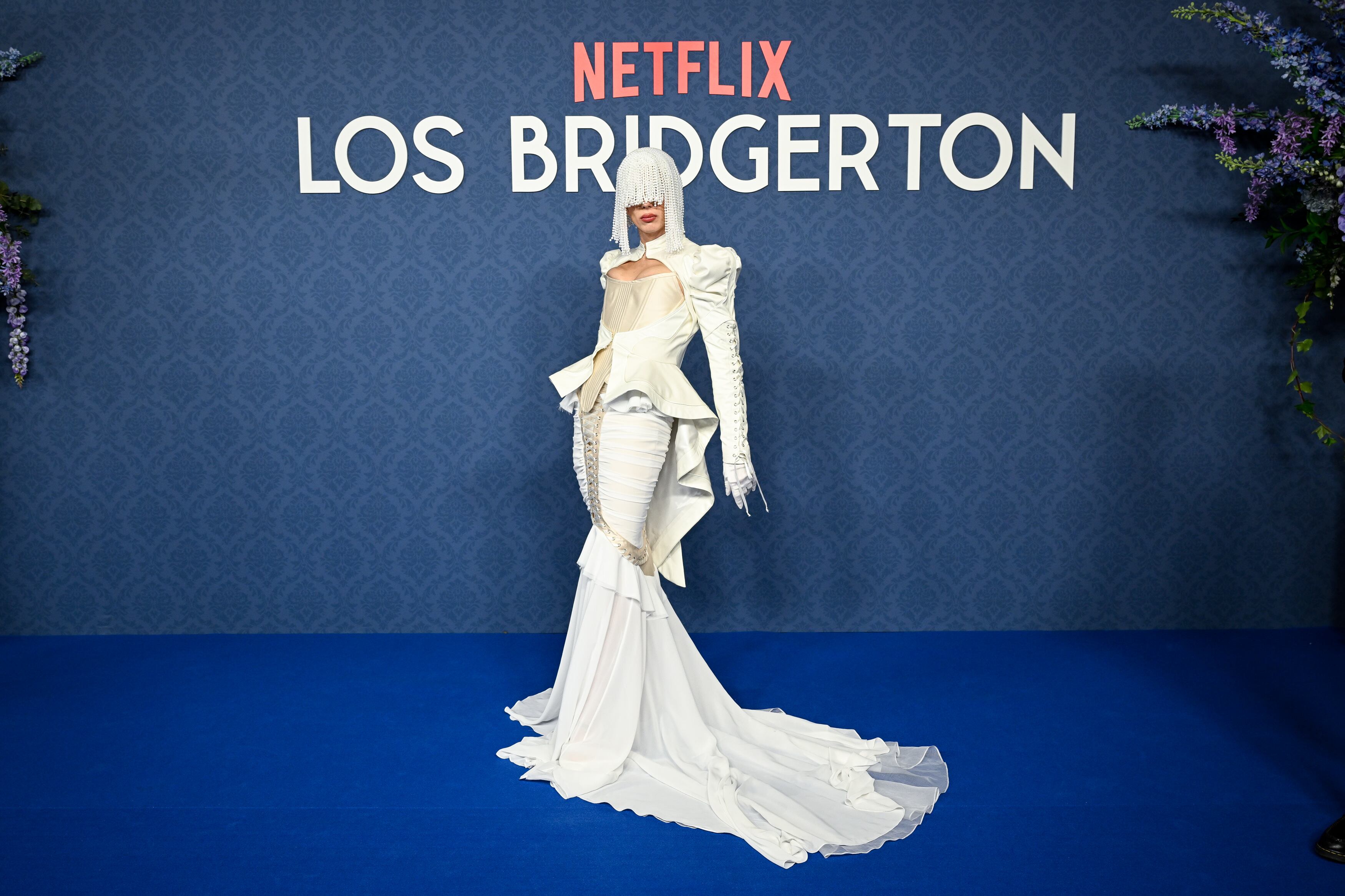 Samantha Hudson llevaba la máscara en su peluca que no la dejaba ver mucho. Tampoco le permitía su vestido hacerlo mucho. Eso sí, impresionante novia encorsetada. ¿Habrá podido bailar algo?