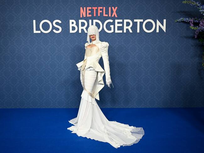 Samantha Hudson llevaba la máscara en su peluca que no la dejaba ver mucho. Tampoco le permitía su vestido hacerlo mucho. Eso sí, impresionante novia encorsetada. ¿Habrá podido bailar algo?