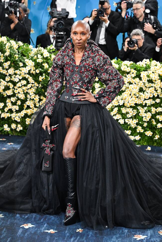 The Wicked, presente con Cynthia Erivo y su manicura arty. Ha optado por un corsé de manga larga con abotonadura de chaqueta masculina y cuellos alzados sin prescindir de la pedrería y falda abierta que la dejaba lucir piernas y botas altas.