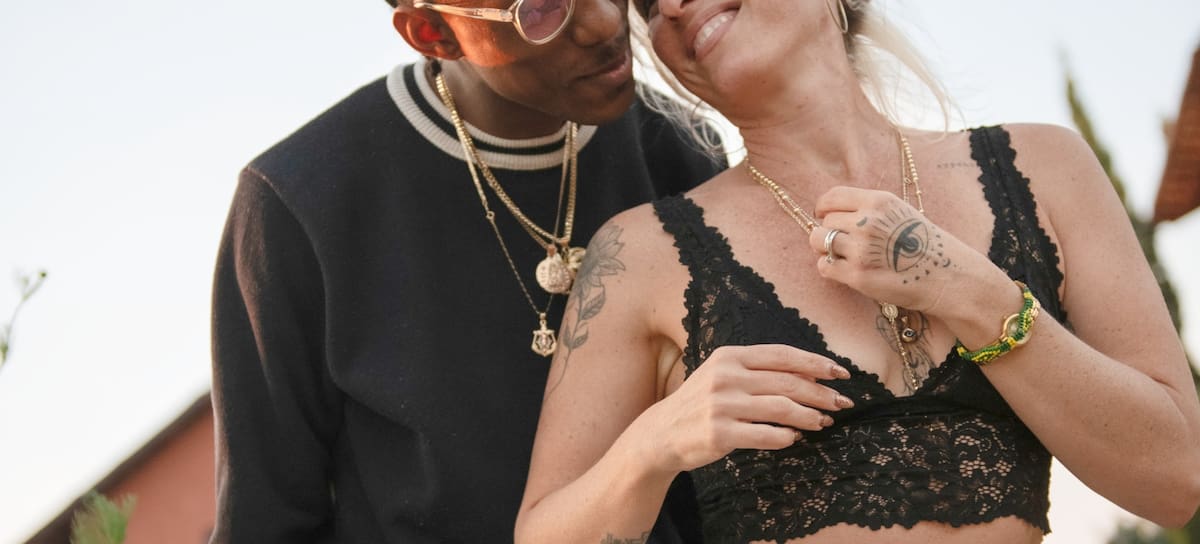 Dos jóvenes bailando