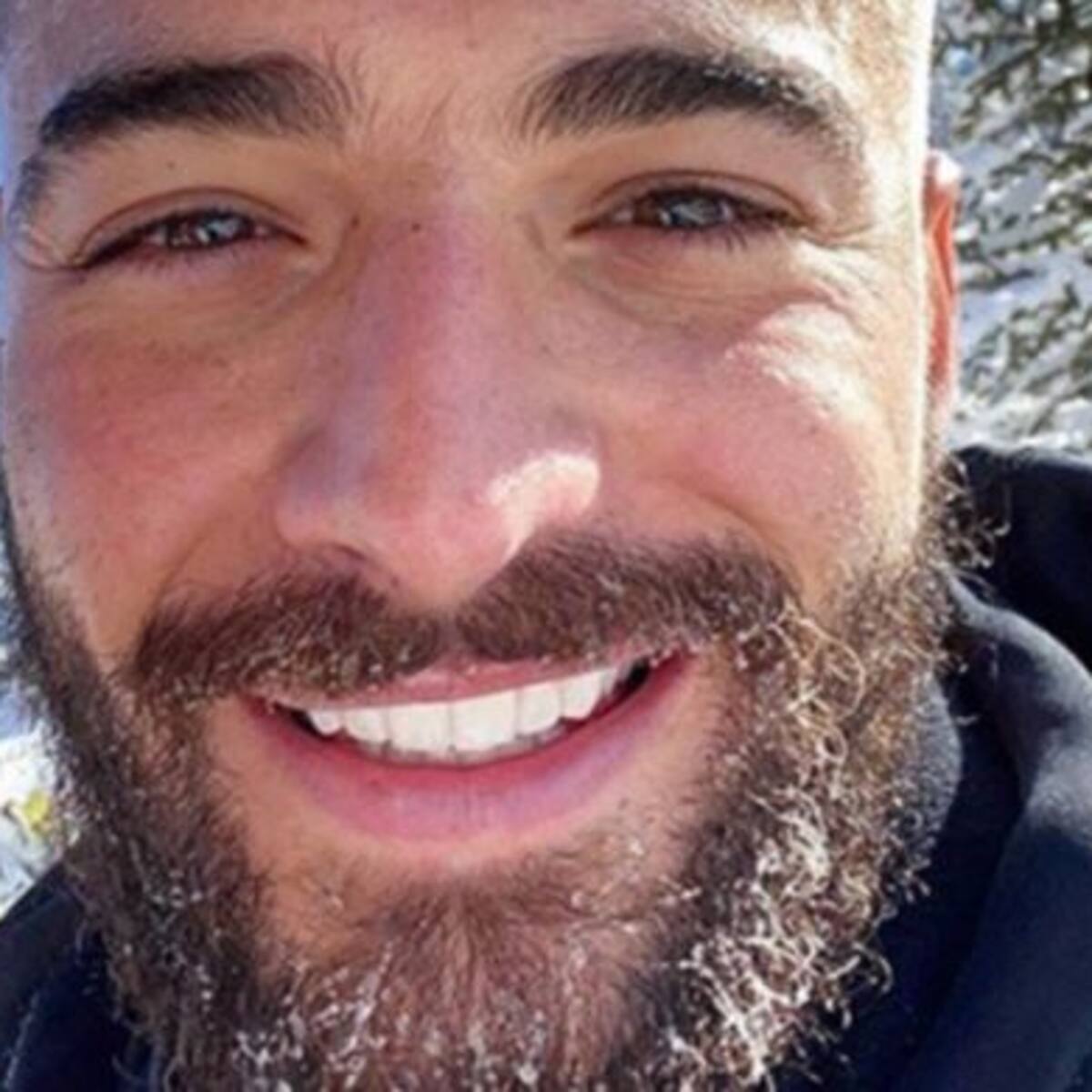 Las vacaciones de Maluma: A los besos con una modelo en Aspen