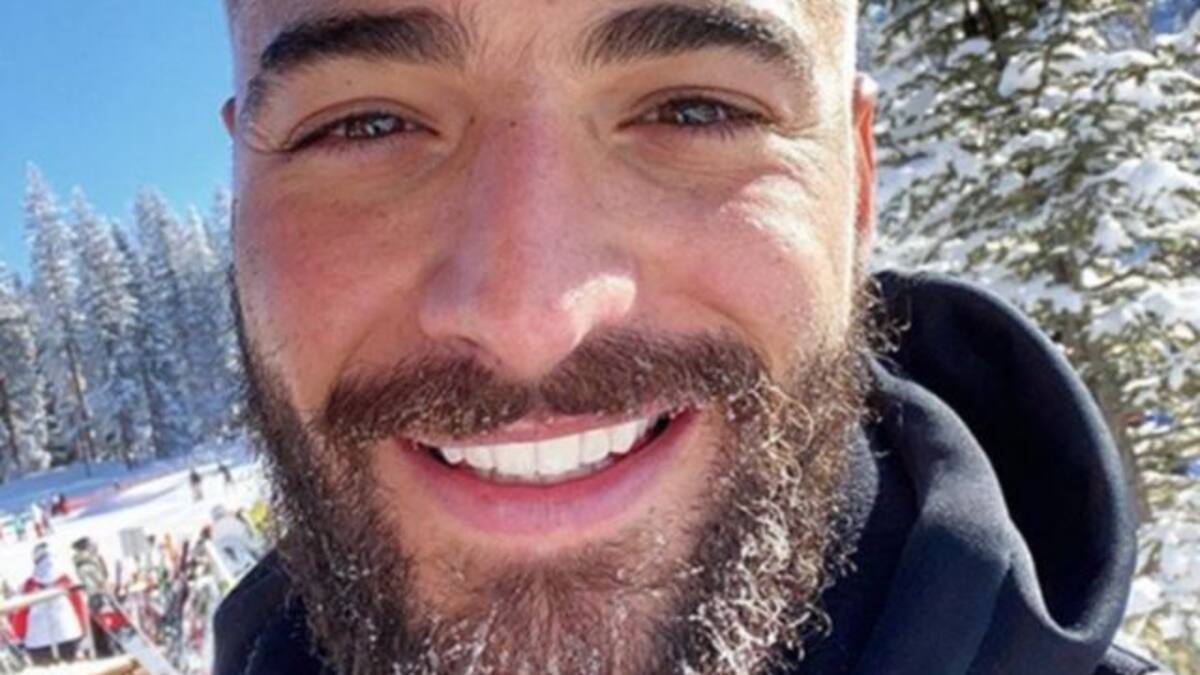 Las vacaciones de Maluma: A los besos con una modelo en Aspen