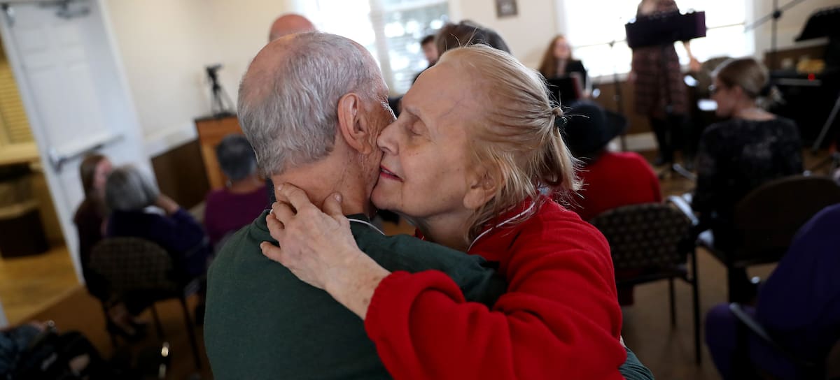 Verna Sadock, residente del centro Silverado Memory Care, baila junto a su marido, Bob Hirsch, en el marco de un programa de musicoterapia de 12 semanas dirigido a personas con demencia y Alzheimer.