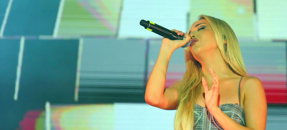 Ana Mena en uno de los conciertos del 'Bellodrama Tour'. / Ramon Costa/SOPA Images/LightRocket via Getty