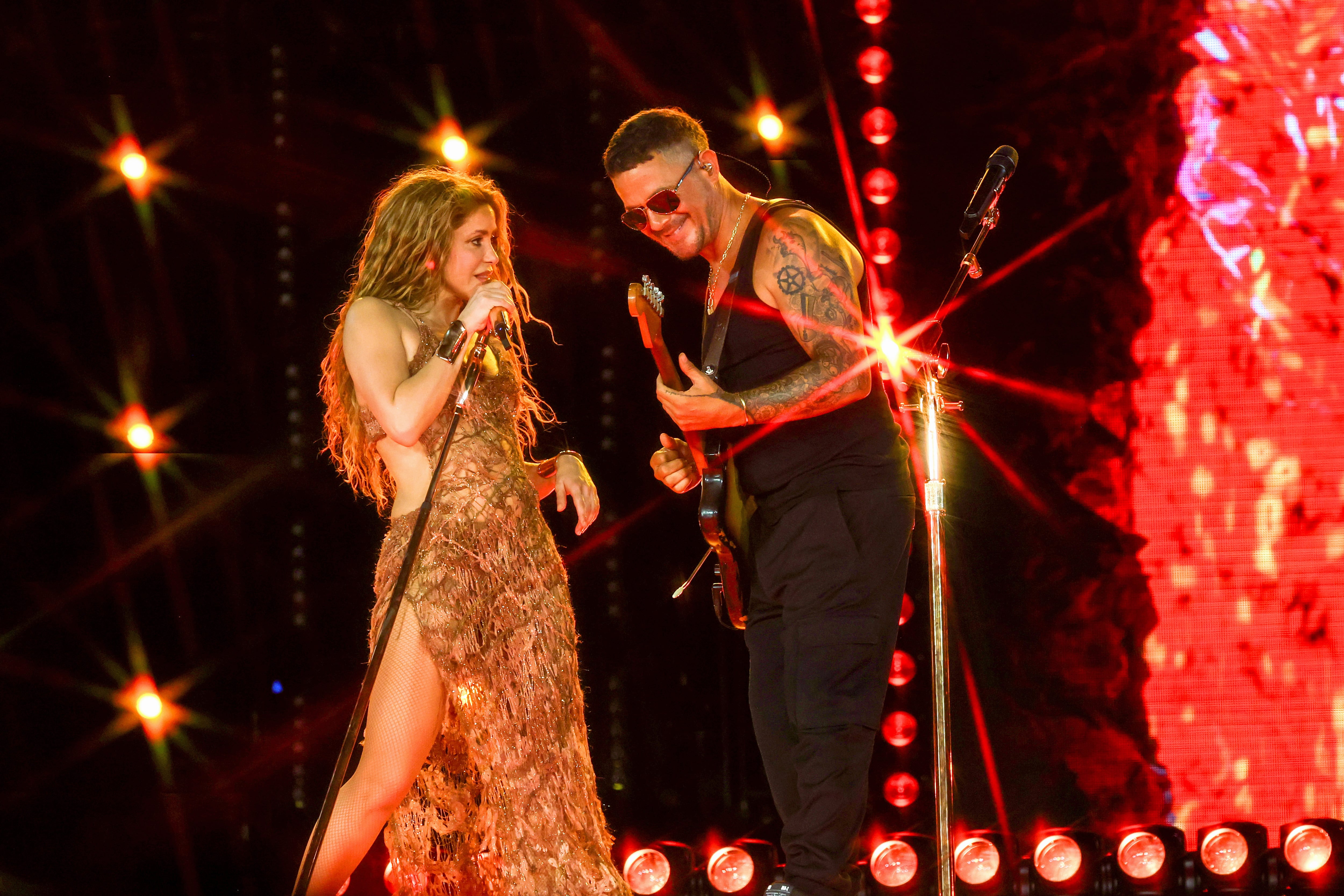 Alejandro Sanz se sube al escenario del concierto de Shakira en Miami.