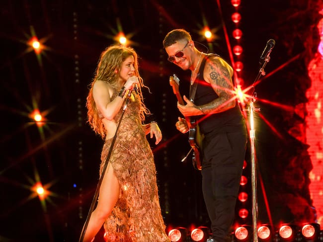 Alejandro Sanz se sube al escenario del concierto de Shakira en Miami.