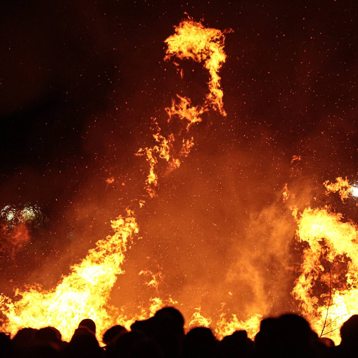 Los deseos de la noche de San Juan: qué escribir en el papel antes de lanzarlo al fuego (y qué significa)