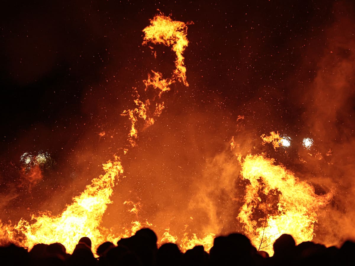 Los deseos de la noche de San Juan: qué escribir en el papel antes de lanzarlo al fuego (y qué significa)