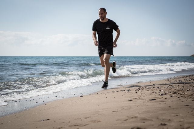 Ander Mirambell entrenando en la playa