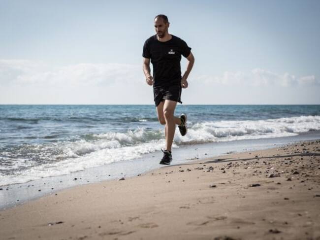 Ander Mirambell entrenando en la playa