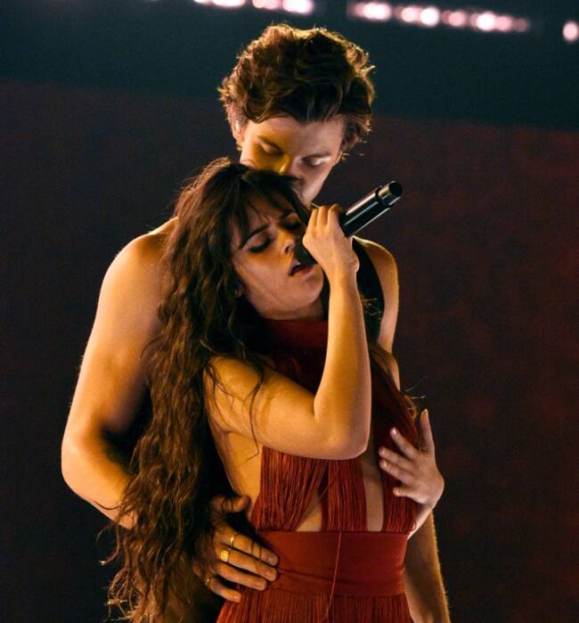 Camila Cabello y Shawn Mendes interpretando 'Señorita' en los American Music Awards 2019