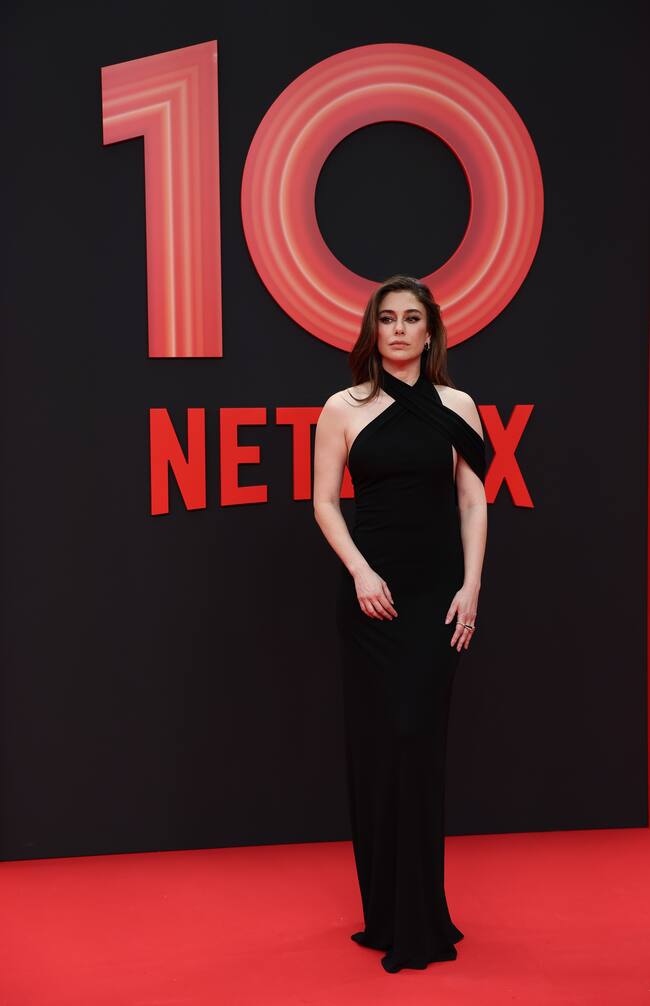 Vestido largo y negro, como la gran diva del cine en la que se ha convertido Blanca Suárez que derrochó elegancia.