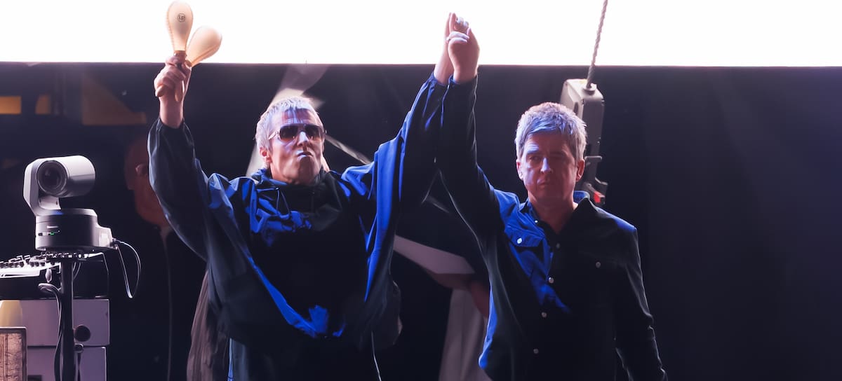 Liam Gallagher y Noel Gallagher de Oasis durante su concierto en Pasadena en el marco de su gira 'Oasis Live '25 World Tour '