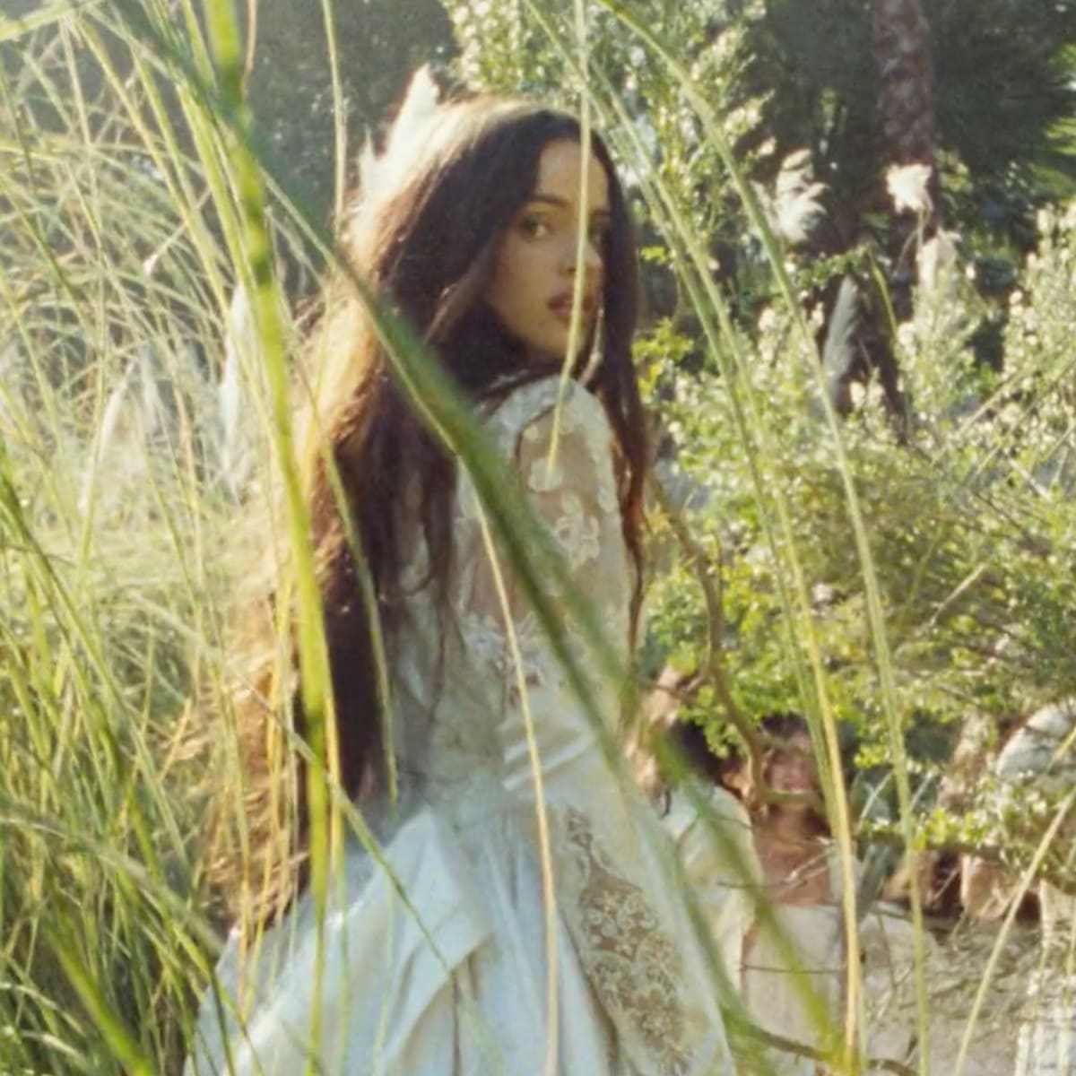 Rosalía se quita el anillo de compromiso en el videoclip de ‘Focu ‘Ranni’, cargado de simbolismo