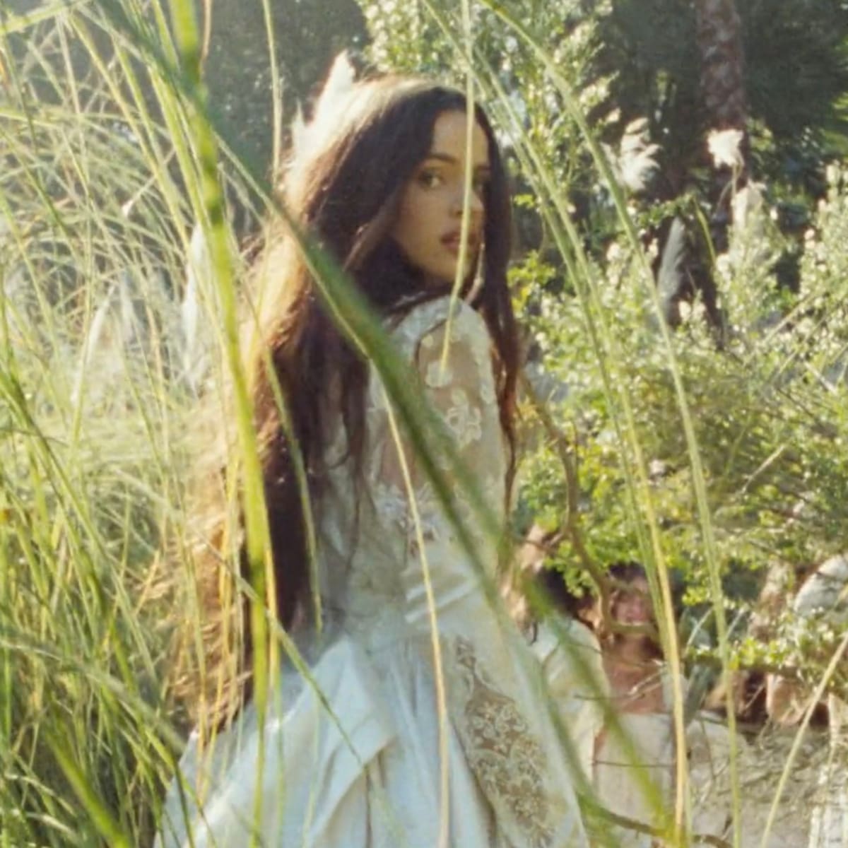 Rosalía se quita el anillo de compromiso en el videoclip de ‘Focu ‘Ranni’, cargado de simbolismo