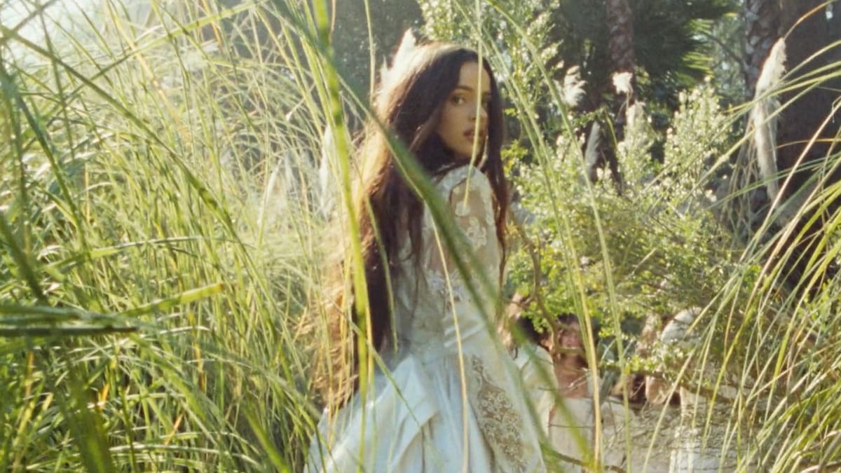 Rosalía se quita el anillo de compromiso en el videoclip de ‘Focu ‘Ranni’, cargado de simbolismo