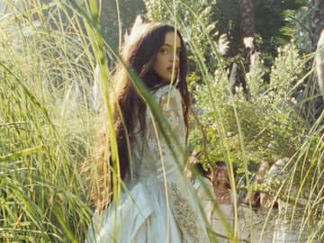 Rosalía se quita el anillo de compromiso en el videoclip de ‘Focu ‘Ranni’, cargado de simbolismo