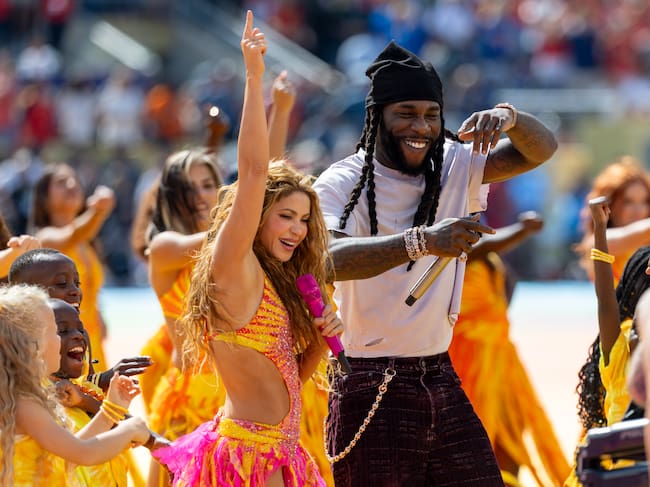Shakira y Burna Boy actuando en la final del Mundial de la FIFA celebrada en Nueva Jersey, 19 de julio de 2026.