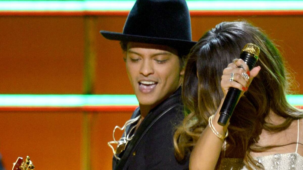Bruno Mars le hace una curiosa proposición a Rihanna