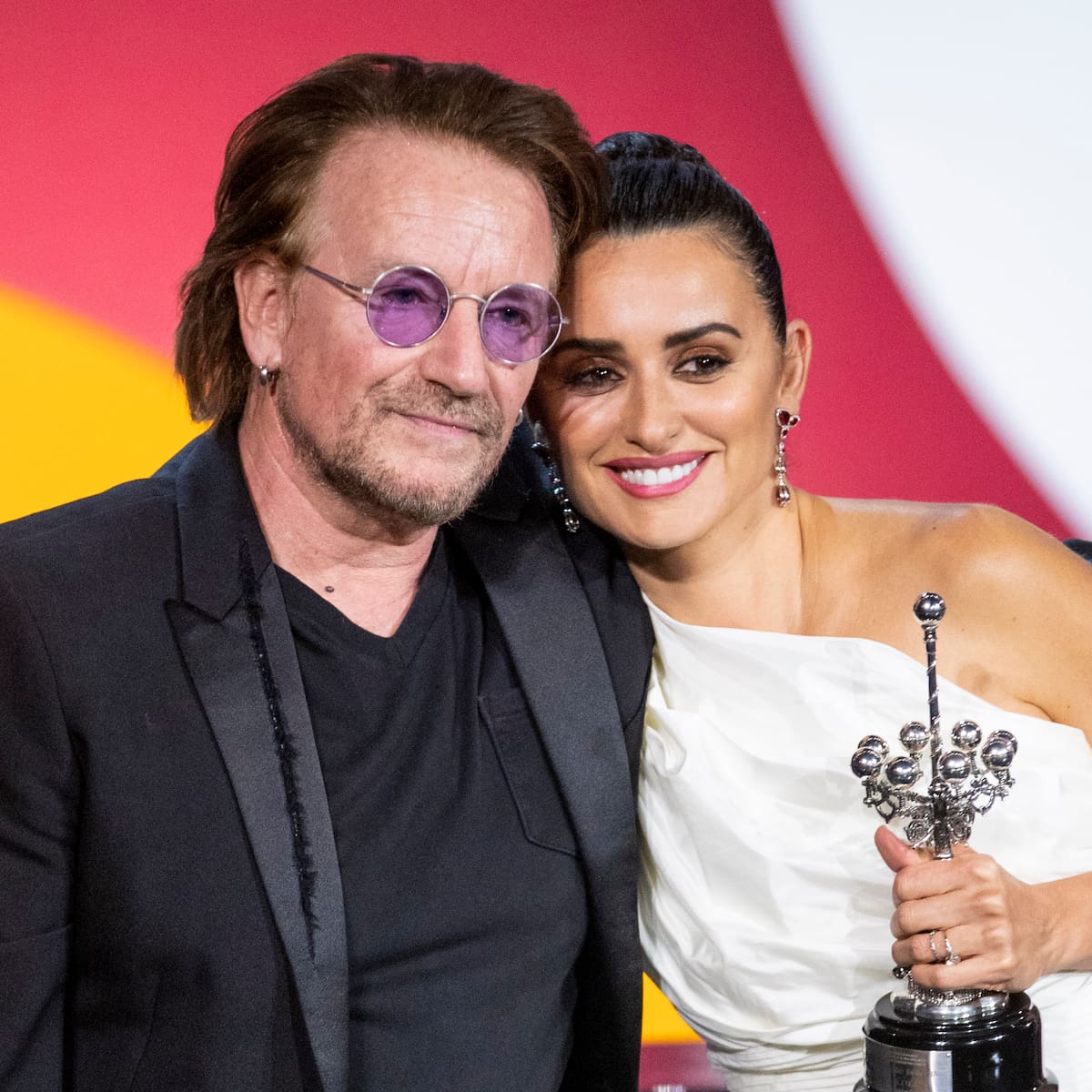 De Almodóvar a U2: la historia de cómo Penélope Cruz se hizo amiga de Bono y Rosalía