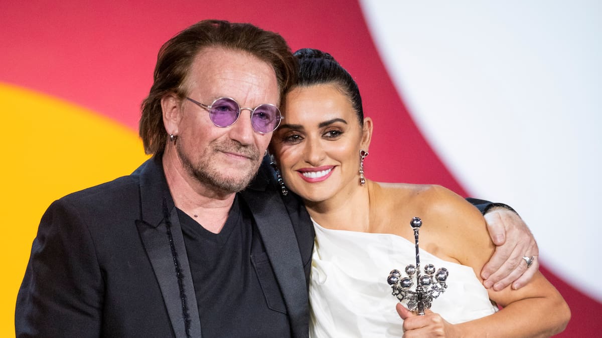 De Almodóvar a U2: la historia de cómo Penélope Cruz se hizo amiga de Bono y Rosalía