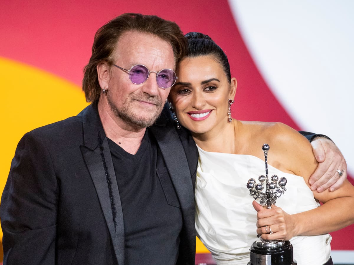 De Almodóvar a U2: la historia de cómo Penélope Cruz se hizo amiga de Bono y Rosalía