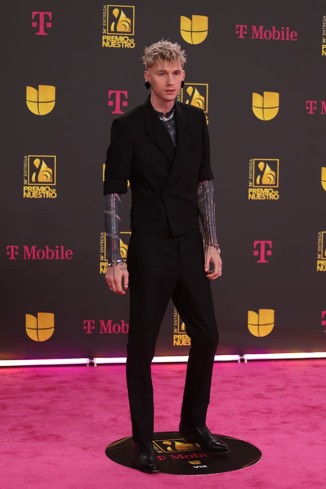 Machine Gun Kelly lució más discreto que en otras ocasiones y sin Megan Fox al lado. El artista internacional se coló de lleno en la escena latina todo vestido de negro con chaqueta torera y de manga corta para lucir sus tatuajes. Era su primera vez en estos premios.
