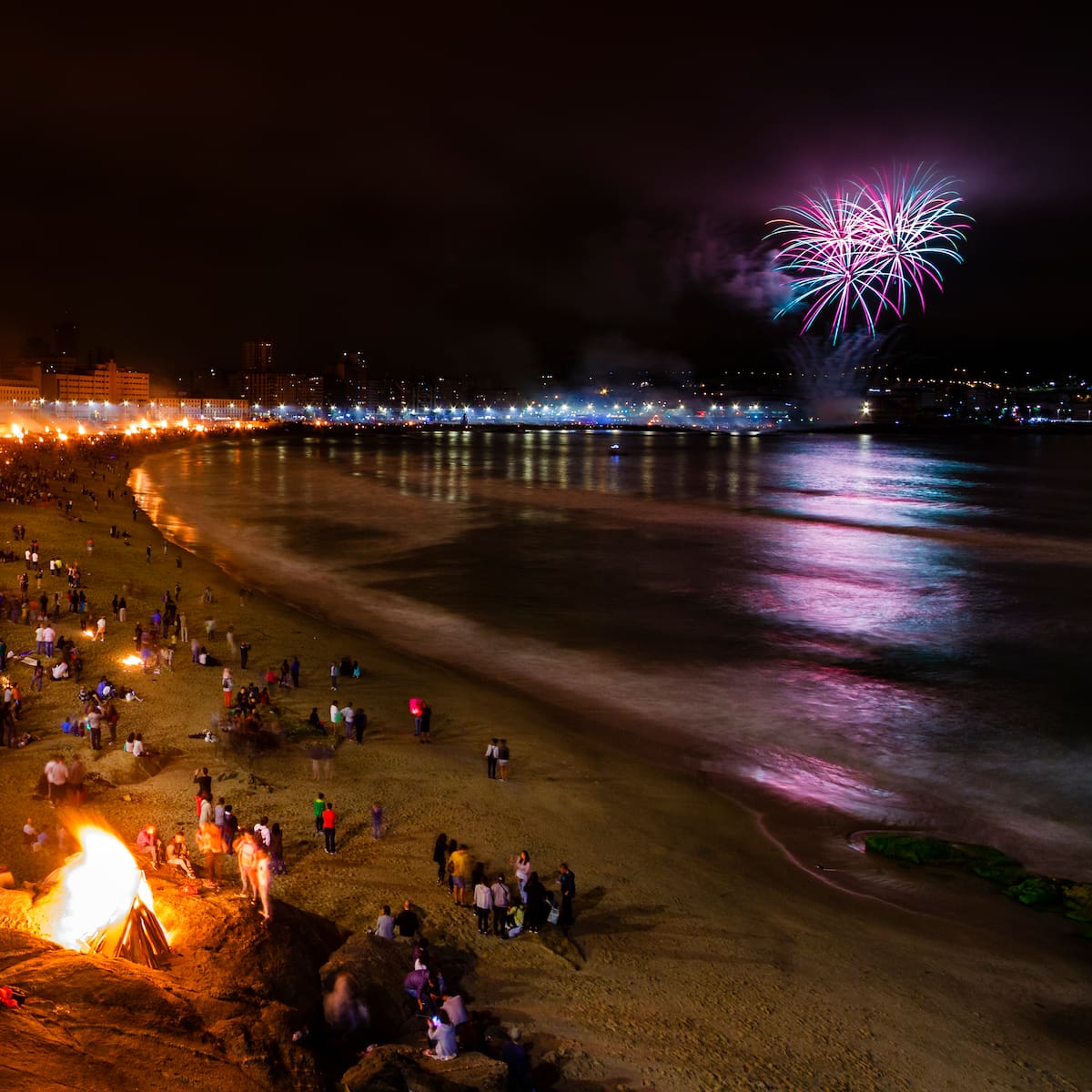 Tradiciones de San Juan en España: ciudades y playas donde vivir la noche más mágica y qué hacer en Alicante, A Coruña o Barcelona