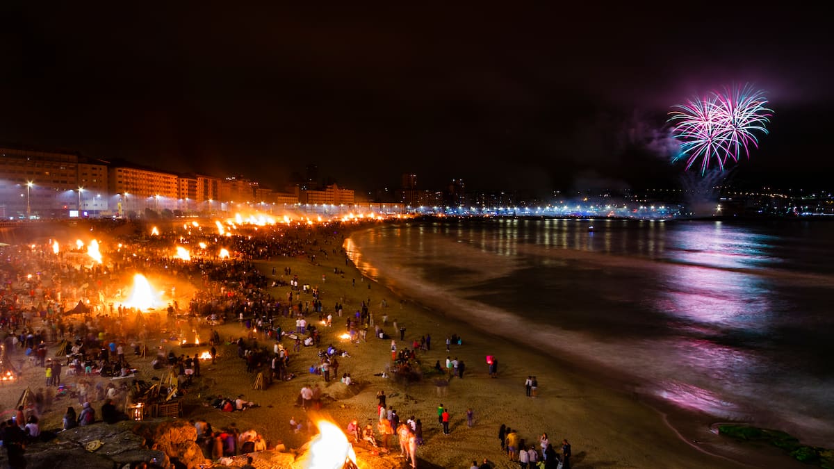 Tradiciones de San Juan en España: ciudades y playas donde vivir la noche más mágica y qué hacer en Alicante, A Coruña o Barcelona