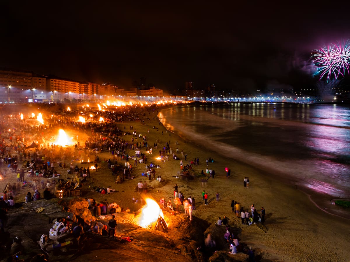 Tradiciones de San Juan en España: ciudades y playas donde vivir la noche más mágica y qué hacer en Alicante, A Coruña o Barcelona