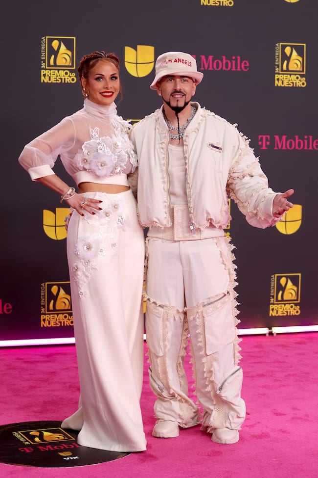 Yandel y su pareja se pusieron de acuerdo para vestir de blanco, igual que hemos visto con Eladio Carrión. Pero quizás estos ganaron por lo aparatoso de sus conjuntos con tanto aplique que no convenció en absoluto.
