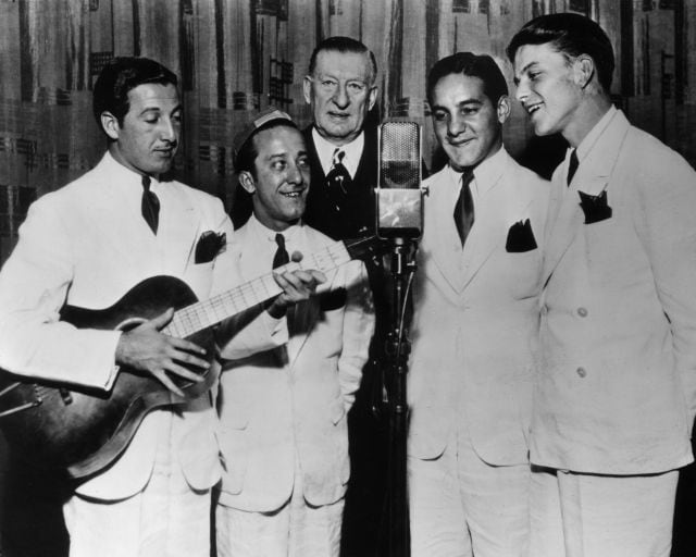 Frank Sinatra cantando junto a su primer grupo, The Hoboken Four. 
