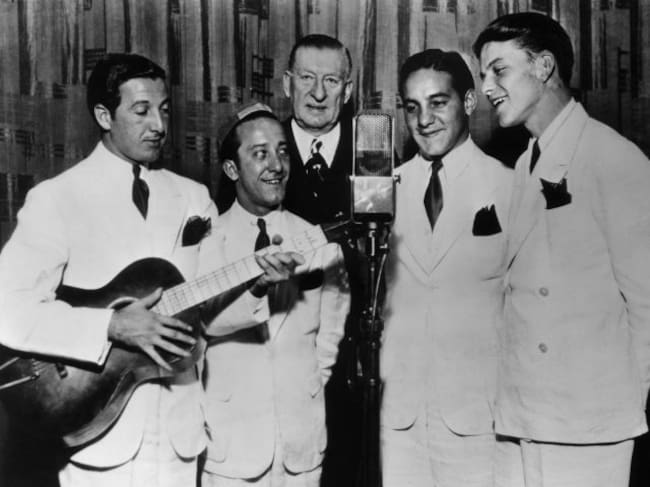 Frank Sinatra cantando junto a su primer grupo, The Hoboken Four.