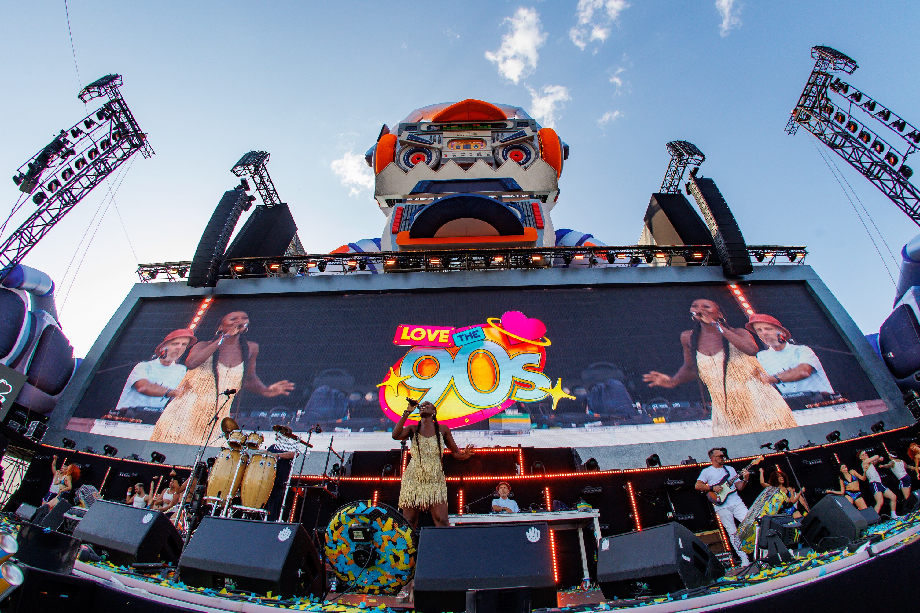 Un evento espectacular repleto de la mejor música de la década de los 90 que nos transportó a miles de recuerdos en nuestra memoria de la mano de artistas como Chimo Bayo, King Africa, Seguridad Social, Rebeca, Blackbox y muchos más repartidos en 5 escenarios.