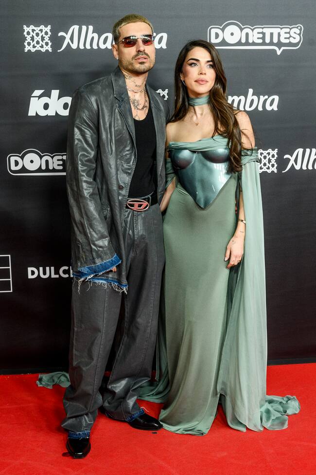 Fabio Colloricchio y Violeta Mangriñan han dejado a las niñas por una noche en casa para vivir esta gala en pareja con su versión más futurista.